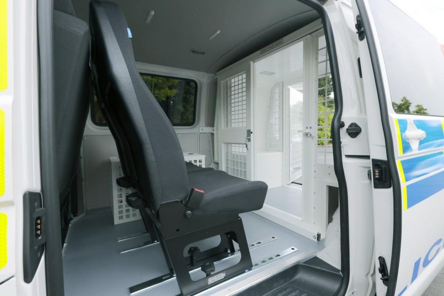 Интерьер Volkswagen Transporter Police 2019 года  (UK) (фото 6 из 8)